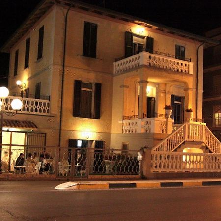 Hotel Villa Laura Rimini Exterior foto